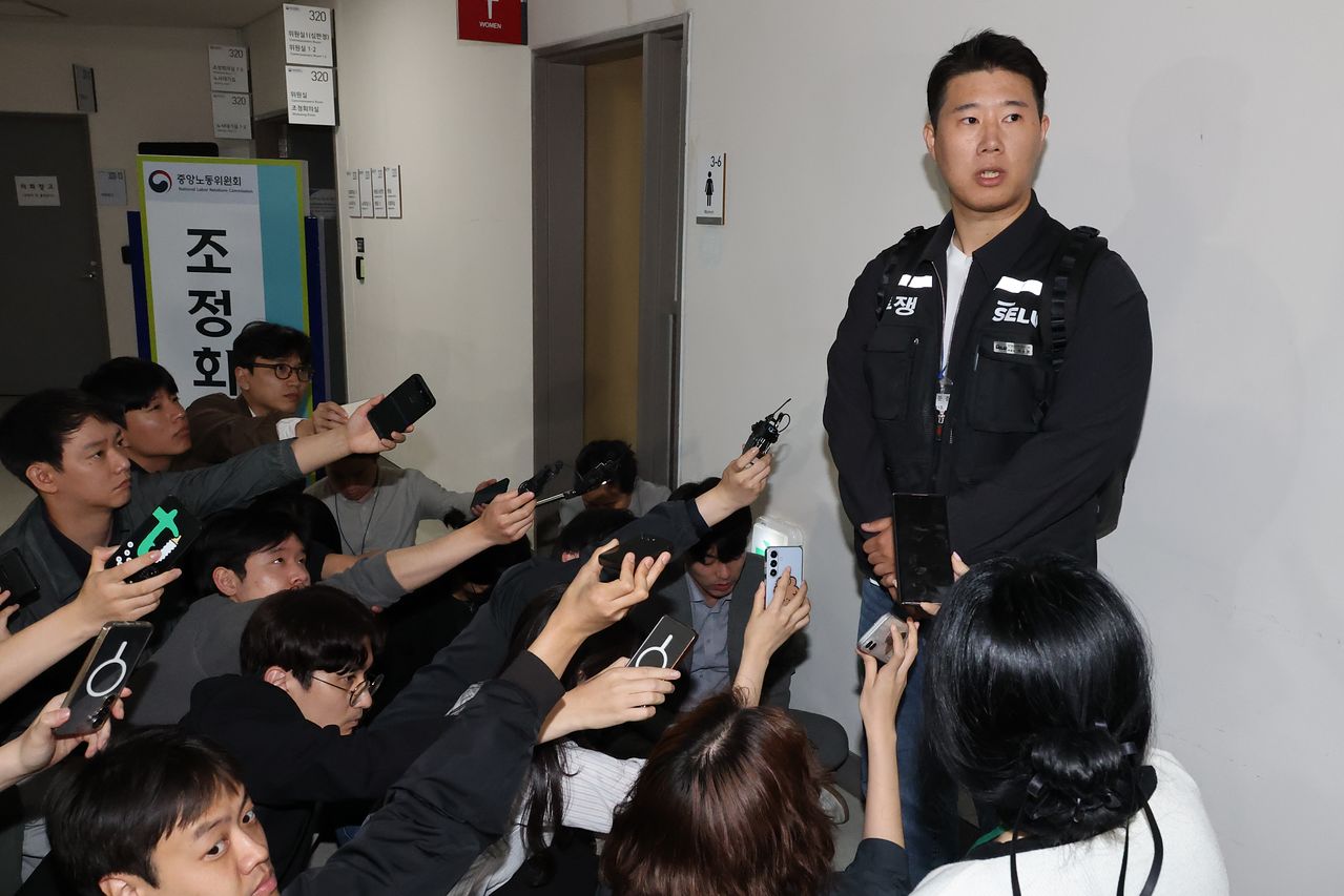 파업을 막기 위한 정부의 중재 시도가 무산됐다. 최승호 초기업노조 삼성전자지부 위원장이 17시간의 협상을 마치고 13일 새벽 세종시 정부세종청사 중앙노동위원회에서 2차 사후조정 결렬을 선언했다. 연합뉴스