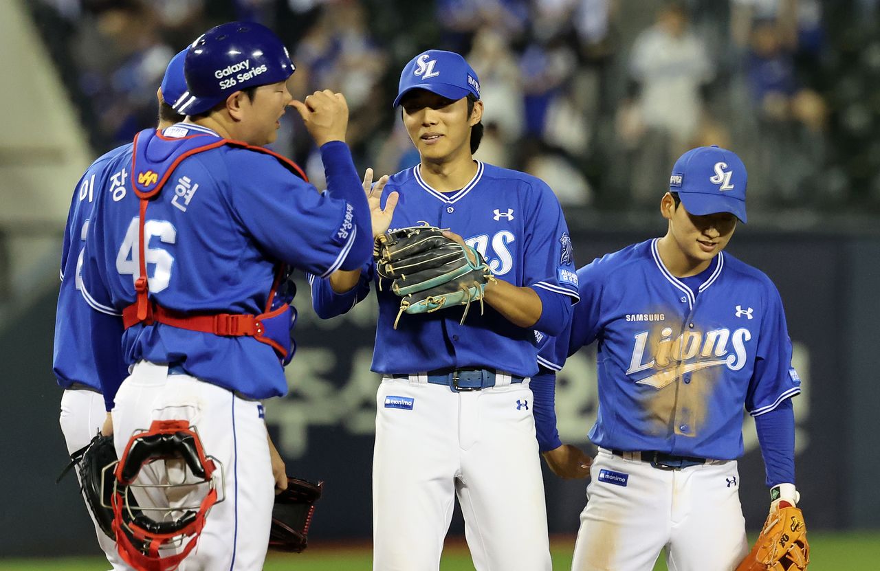 (서울=뉴스1) 김진환 기자 = 14일 오후 서울 송파구 잠실야구장에서 열린 프로야구 '2026 신한은행 SOL KBO리그' 삼성 라이온즈와 LG 트윈스의 경기, 9대5 승리를 거둔 삼성의 이재현을 비롯한 선수들이 기쁨을 나누고 있다. 2026.5.14/뉴스1