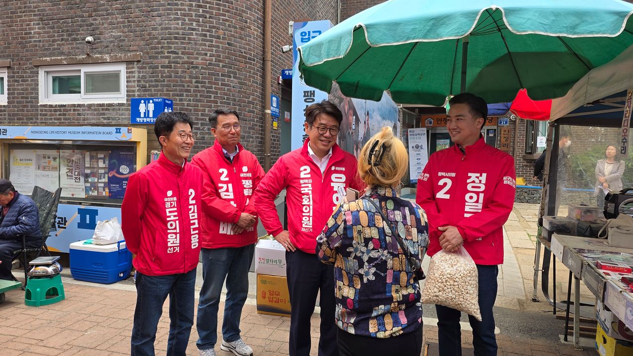 경기 평택을 재선거에 출마한 유의동 국민의힘 후보가 지난달 28일 경기 평택시 팽성읍 팽성시장을 방문해 시민들과 이야기하고 있는 모습. 평택=양수민 기자