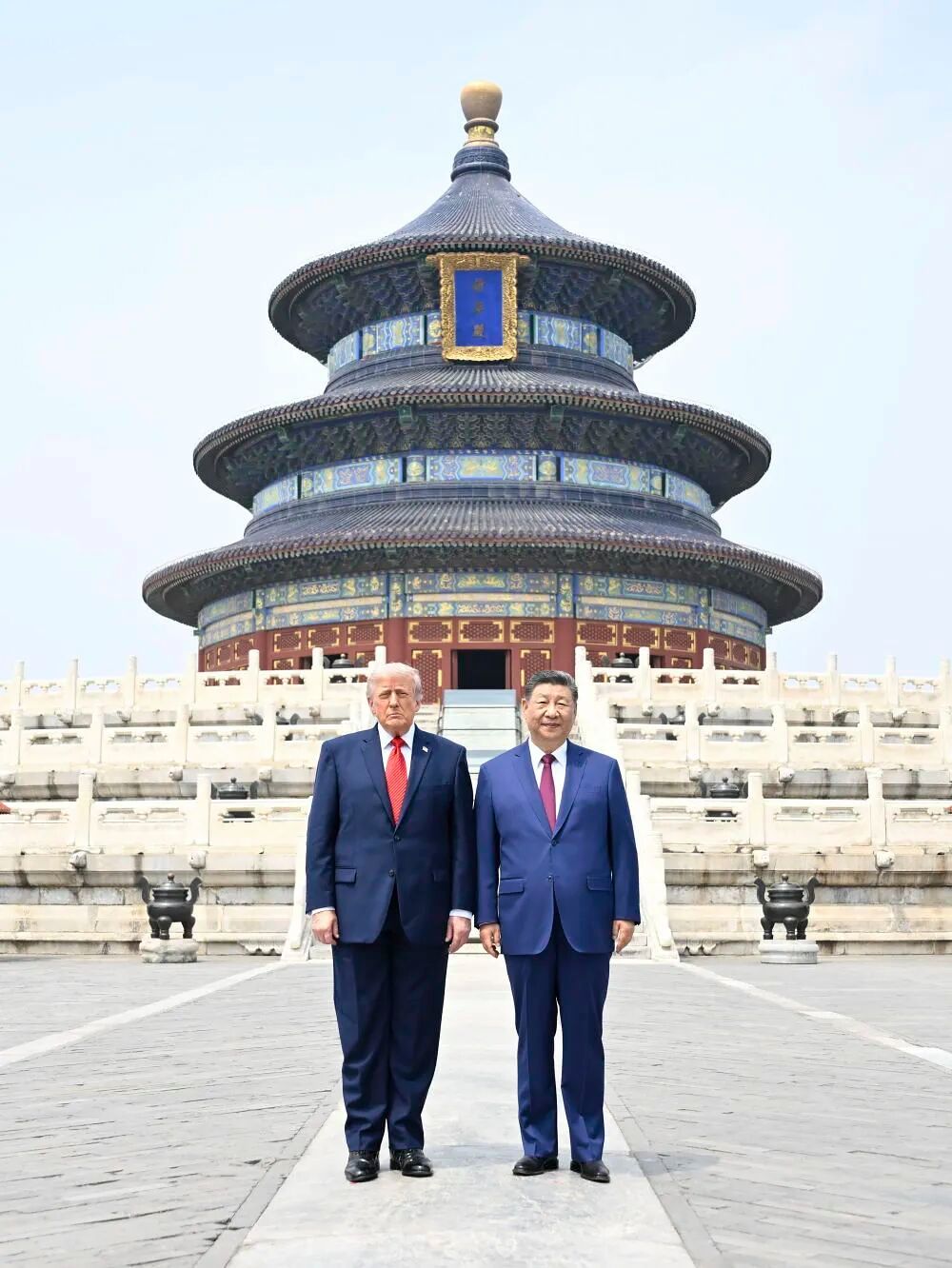 도널드 트럼프 미국 대통령과 시진핑 중국 국가주석이 14일 중국 베이징 천단(天壇)을 둘러보고 있다. 천단은 명·청 시대 황제들이 제사를 올리던 중국의 황실 제례 유적지다. [신화=연합뉴스]