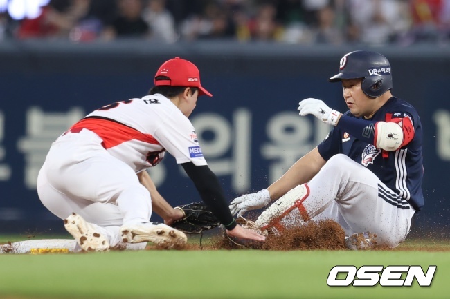 3회 한승연의 정확한 송구로 양의지가 2루에서 아웃되고 있다./KIA 타이거즈 제공