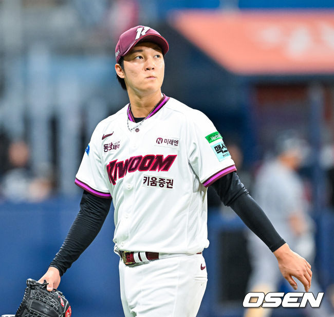 [OSEN=고척, 민경훈 기자] 14일 서울 고척 스카이돔에서 2026 신한 SOL KBO리그 키움 히어로즈와 한화 이글스의 경기가 열렸다.키움은 안우진, 한화는 정우주가 선발로 나섰다.5회초를 마친 키움 선발 안우진이 덕아웃으로 향하며 아쉬운 표정을 짓고 있다. 2026.05.14 / rumi@osen.co.kr