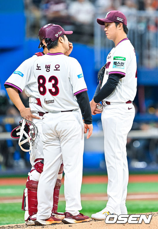 [OSEN=고척, 민경훈 기자] 14일 서울 고척 스카이돔에서 2026 신한 SOL KBO리그 키움 히어로즈와 한화 이글스의 경기가 열렸다.키움은 안우진, 한화는 정우주가 선발로 나섰다.5회초 무사 주자 2루 한화 이원석 타석에서 키움 선발 안우진이 마운드 위에서 노병오 코치와 얘기를 나누고 있다. 2026.05.14 / rumi@osen.co.kr
