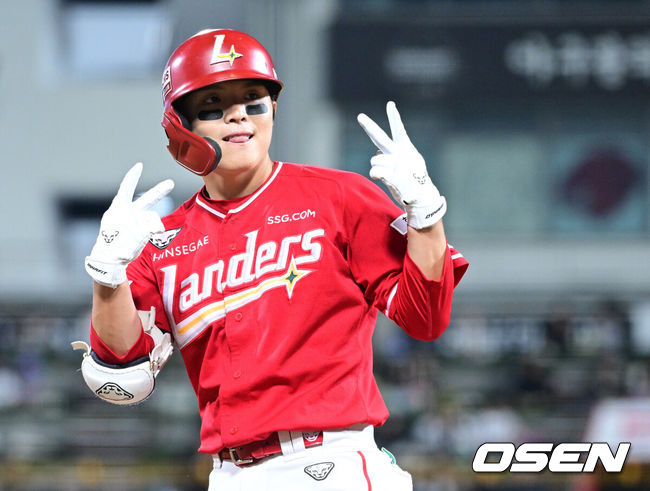 [OSEN=수원, 최규한 기자] 12일 경기도 수원 KT위즈파크에서 ‘2025 신한 SOL Bank KBO리그’ KT 위즈와 SSG 랜더스의 경기가 열렸다.홈팀 KT는 맷 사우어, 방문팀 SSG는  김건우를 선발로 내세웠다.5회초 1사 3루 상황 SSG 정준재가 달아나는 1타점 3루타를 날리고 3루에 안착해 기뻐하고 있다. 2026.05.12 / dreamer@osen.co.kr