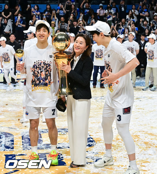 [OSEN=고양, 박준형 기자] 정규리그 6위가 챔프전 우승을 했다! 부산 KCC가 프로농구 새 역사를 썼다.부산 KCC는 13일 고양소노아레나에서 개최된 2025-26 LG전자 프로농구 챔피언결정전 5차전에서 고양 소노를 76-68로 제압했다. KCC는 4승 1패로 2년 만의 챔프전 우승컵 탈환에 성공했다.우승 시상식에서 허웅-허훈 형제가 어머니 이미수 씨와 함께 포즈를 취하고 있다 .  2026.05.13 / soul1014@osen.co.kr