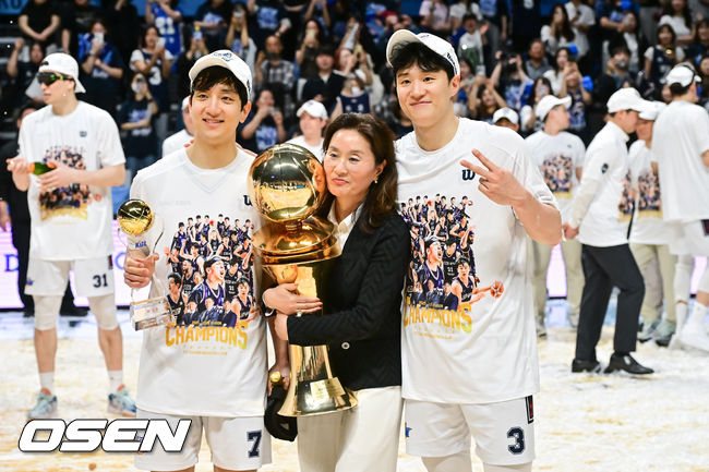 [OSEN=고양, 박준형 기자] 정규리그 6위가 챔프전 우승을 했다! 부산 KCC가 프로농구 새 역사를 썼다.부산 KCC는 13일 고양소노아레나에서 개최된 2025-26 LG전자 프로농구 챔피언결정전 5차전에서 고양 소노를 76-68로 제압했다. KCC는 4승 1패로 2년 만의 챔프전 우승컵 탈환에 성공했다.우승 시상식에서 허웅-허훈 형제가 어머니 이미수 씨와 함께 포즈를 취하고 있다 .  2026.05.13 / soul1014@osen.co.kr