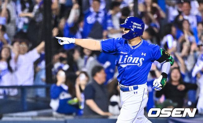 [OSEN=잠실, 박준형 기자] 12일 오후 서울 잠실구장에서 2026 신한 SOL KBO리그 LG 트윈스와 삼성 라이온즈의 진행됐다.이날 LG는 임찬규를, 삼성은 최원태를 선발투수로 내세웠다.8회초 2사 만루 삼성 전병우가 재역전 만루 홈런을 날리고 베이스를 돌고 있다.  2026.05.12 / soul1014@osen.co.kr