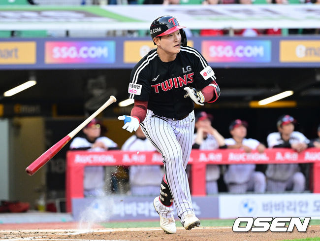 [OSEN=인천, 최규한 기자] 15일 인천 SSG랜더스필드에서 ‘2026 신한 SOL Bank KBO리그’ SSG 랜더스와 LG 트윈스의 경기가 열렸다.홈팀 SSG는 히라모토 긴지로, 방문팀 LG는 요니 치리노스를 선발로 내세웠다.2회초 무사 1루 상황 LG 문정빈이 오른쪽 2루타를 날리고 있다. 2026.05.15 / dreamer@osen.co.kr