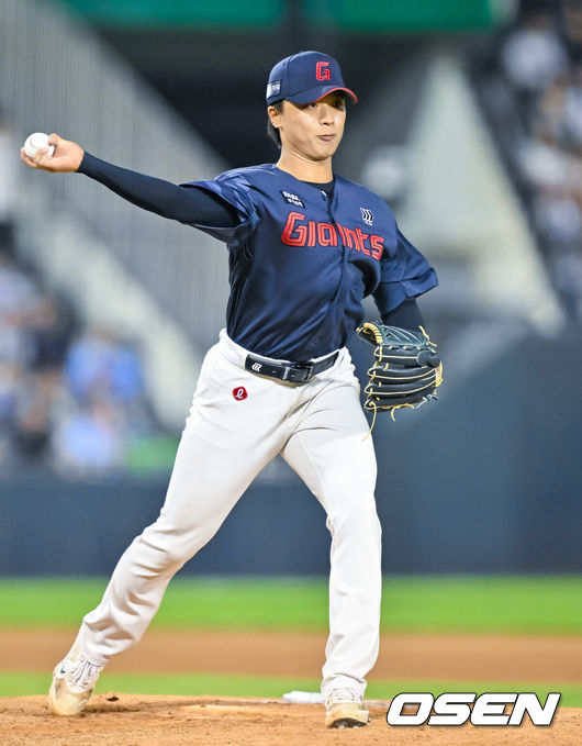 [OSEN=잠실, 민경훈 기자] 15일 서울 잠실야구장에서 ‘2026 신한 SOL Bank KBO리그’ 두산 베어스와 롯데 자이언츠의 경기가 열렸다.이날 두산은 곽빈, 롯데는 김진욱을 선발로 내세웠다.6회말 1사 주자 1루 두산 정수빈 타석에서 마운드에 오른 롯데 박정민이 1루로 견제구를 던지고 있다. 2026.05.15 / rumi@osen.co.kr