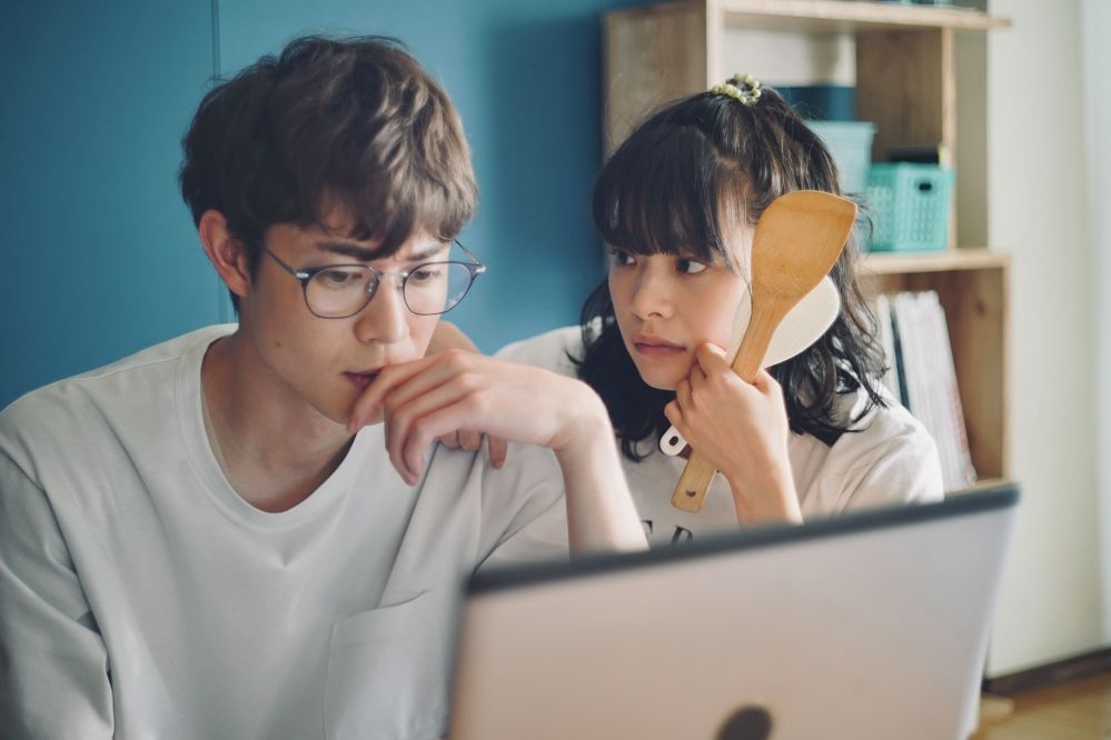 영화 '사토상과 사토상'은 성이 같은 두 주인공 사치(키시이 유키노, 오른쪽)와 타모츠(미야자와 히오)가 연애하고 결혼하면서 겪는 갈등과 균열을 그렸다. 사진 엣나인필름 