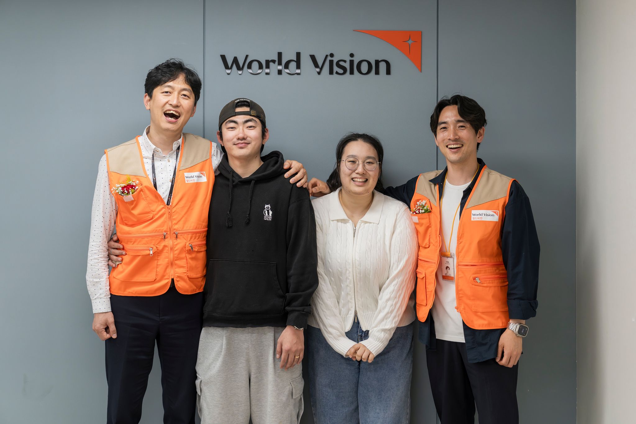 지난 13일 스승의 날을 맞아 월드비전 부산사업본부를 찾은 후원아동 출신 청년들과 사회복지사들이 기념촬영을 하고 있다. 왼쪽부터 최원용 월드비전 부산사업본부 참여나눔팀 팀장, 최강 청년, 김성은 청년, 월드비전 부산사업본부 복지사업팀 이재범 과장.