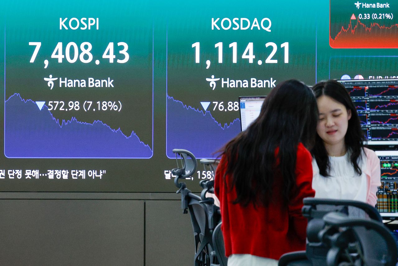 코스피가 사상 처음으로 8000을 돌파했다가 7500선 이하로 급락한 15일 오후 서울 중구 하나은행 본점 딜링룸에서 딜러들이 업무를 보고 있다. 뉴스1