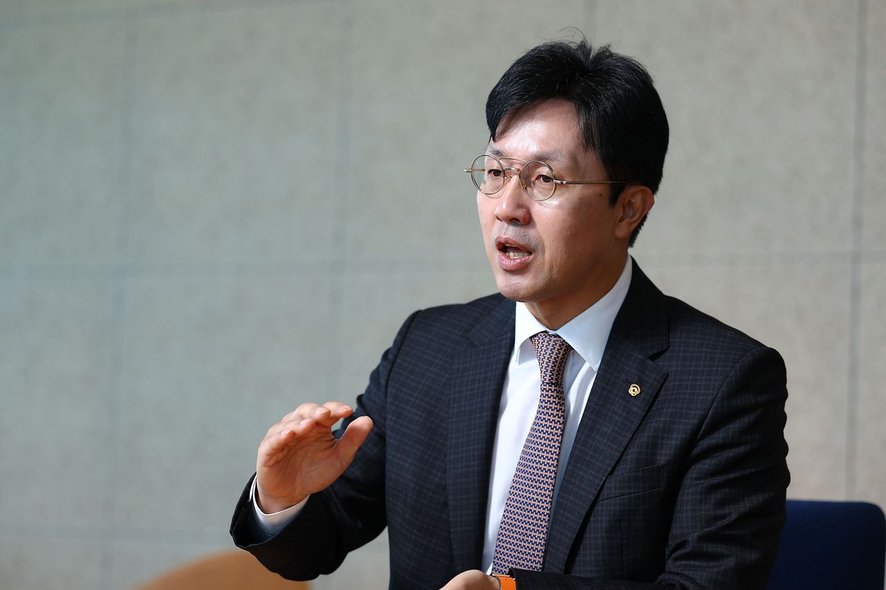 최영진 한화자산운용 부사장이 3월31일 서울 여의도 한화금융센터 사무실에서 중앙일보와 인터뷰하고 있다. 김종호 기자