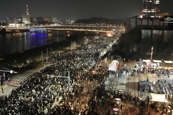 대전 유성구 엑스포공원과 엑스포다리 일대에서 열린 대전 한화 불꽃축제를 관람하기 위해 대전 시민들이 몰려 있다.   이번 불꽃축제는 한화이글스 창단 40주년과 한국시리즈 준우승을 기념해 마련됐다. 뉴스1