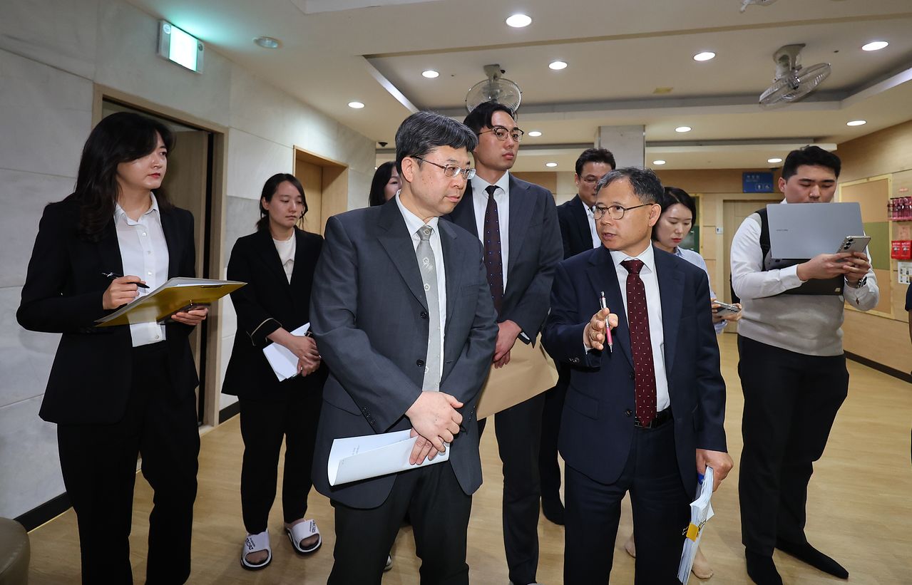 인천 중증발달장애인 거주시설 색동원 시설장 김모씨의 성폭력처벌법 위반 등 혐의 사건을 심리 중인 서울중앙지법 형사합의29부(엄기표 부장판사)가 15일 인천 강화군 색동원에서 현장검증을 진행하고 있다. 연합뉴스