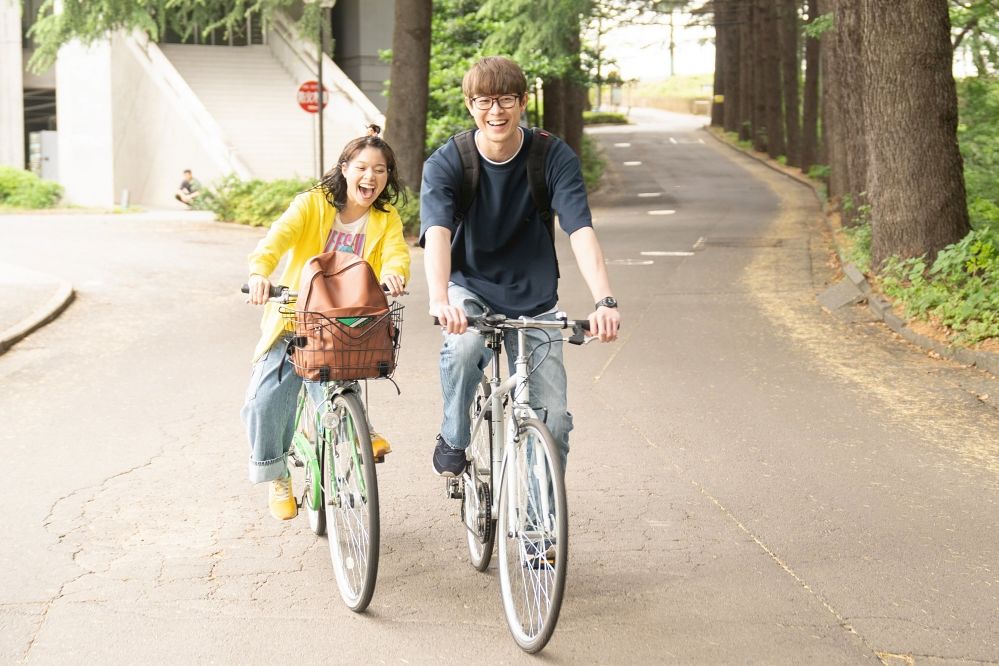 영화 '사토상과 사토상'은 성이 같은 두 주인공 사치(키시이 유키노, 왼쪽)와 타모츠(미야자와 히오)가 연애하고 결혼하면서 겪는 갈등과 균열을 그렸다. 사진 엣나인필름