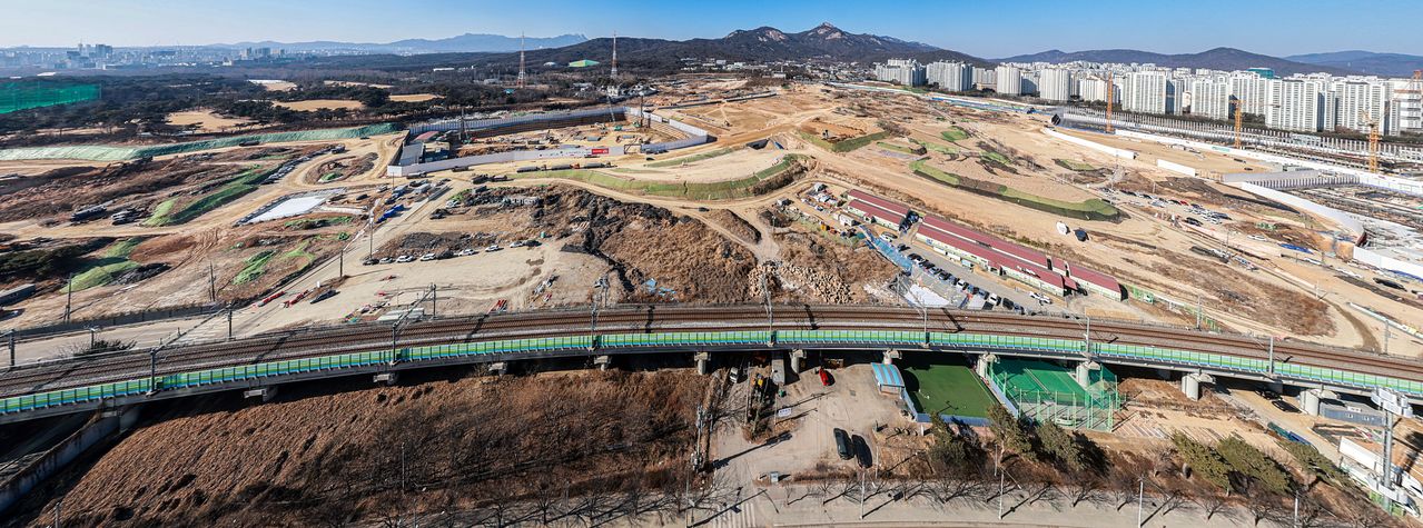 정부가 태릉체력단련장 공공주택 사업 착공을 당초 계획보다 1년 앞당긴 2029년 추진하기로 했다. 사진은 노원구 태릉CC와 경기 구리시 구리갈매역세권공공주택지구의 모습. 뉴스1