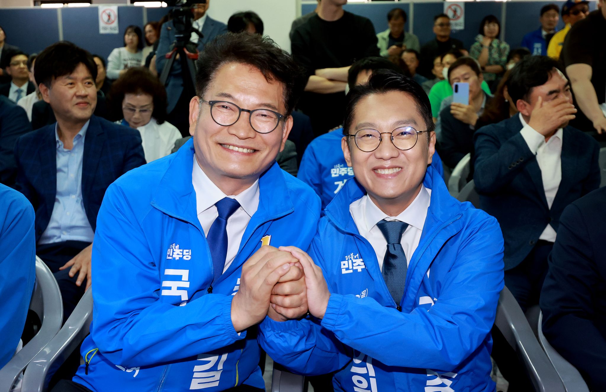 김남준 더불어민주당 계양을, 송영길 연수구갑 국회의원 후보가 지난 10일 인천 계양구 대안빌딩에서 열린 김남준 선거 사무소 개소식에서 기념촬영을 하고 있다. 뉴스1