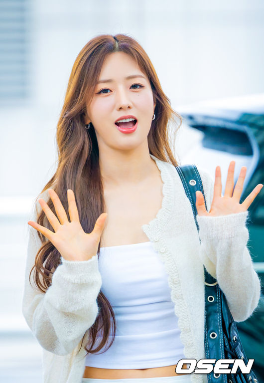 [OSEN=인천공항, 민경훈 기자] 그룹 에이핑크가 10일 해외 일정에 참석하기 위해 인천국제공항을 통해 출국했다.에이핑크는 대만 가오슝에서 열리는 ‘2026 Apink 8th CONCERT 'The Origin : APINK' ASIA TOUR in Kaohsiung’에 참석할 예정이다.에이핑크 윤보미가 출국장으로 향하고 있다. 2026.04.10/ rumi@osen.co.kr
