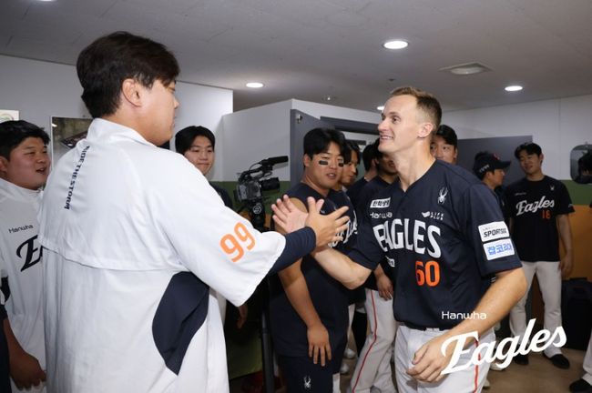 김경문 감독이 이끄는 한화 이글스는 15일 수원 케이티위즈파크에서 열린 2026 신한 SOL KBO리그 KT와의 원정경기에서 5-3으로 승리했다. 오웬 화이트의 6주 대체 외국인 선수로 합류했던 잭 쿠싱은 계약 만료일인 이날 9회말 1이닝 1실점으로 시즌 4세이브를 작성하며 유종의 미를 거뒀다. 한화 이글스 제공