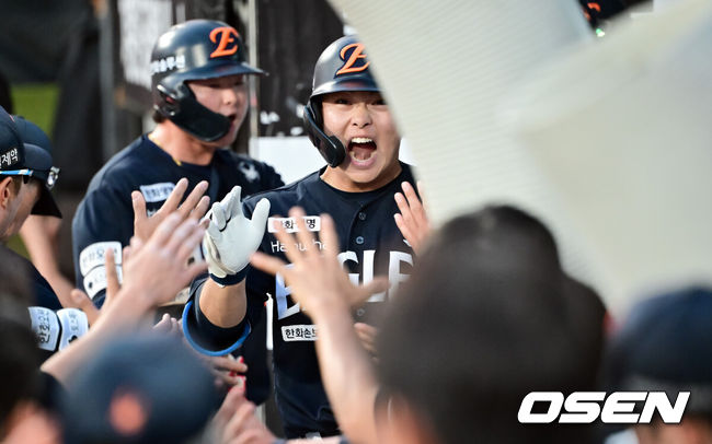 [OSEN=수원, 박준형 기자] 15일 오후 수원KT위즈파크에서 2026 신한 SOL KBO 리그 KT 위즈와 한화 이글스의 경기가 진행됐다.이날 경기에서 KT는 고영표를, 한화는 왕옌청을 선발투수로 내세웠다.4회초 1사 1루 한화 문현빈이 역전 2점 홈런을 날리고 동료들의 축하를 받고 있다. 2026.05.15 / soul1014@osen.co.kr