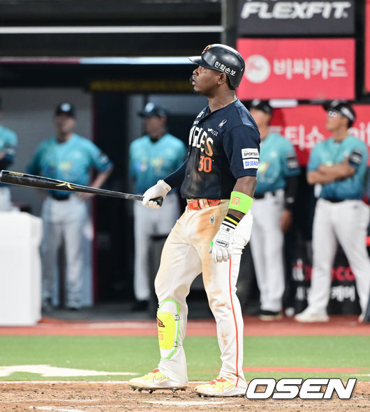 [OSEN=수원, 박준형 기자] 15일 오후 수원KT위즈파크에서 2026 신한 SOL KBO 리그 KT 위즈와 한화 이글스의 경기가 진행됐다.이날 경기에서 KT는 고영표를, 한화는 왕옌청을 선발투수로 내세웠다.8회초 2사 3루 한화 페라자가 2점 홈런을 날리고 있다.    2026.05.15 / soul1014@osen.co.kr
