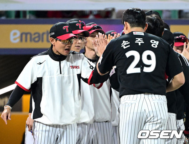 [OSEN=인천, 최규한 기자] 15일 인천 SSG랜더스필드에서 ‘2026 신한 SOL Bank KBO리그’ SSG 랜더스와 LG 트윈스의 경기가 열렸다.이날 경기는 접전 끝에 LG가 8-7 짜릿한 한 점 차 승리를 거뒀다.경기를 마치고 승리한 LG 염경엽 감독과 세이브를 거둔 손주영이 인사를 나누고 있다. 2026.05.15 / dreamer@osen.co.kr
