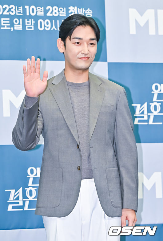 [OSEN=박준형 기자] 26일 오후 서울 상암동 스탠포드 호텔에서 종합편성채널MBN 새 주말 미니시리즈 ‘완벽한 결혼의 정석’(극본 임서라 연출 오상원) 제작발표회가 진행됐다.드라마 '완벽한 결혼의 정석'은 남편과 가족들에게 배신 당한 후 과거로 돌아와 복수를 위해 계약 결혼을 제안한 여자 한이주와 그녀의 복수를 돕기 위해 계약 결혼을 받아들인 남자 서도국의 아찔한 운명 개척 회귀 로맨스 복수극이다. 배우 강신효가 포즈를 취하고 있다.  2023.10.26  / soul1014@osen.co.kr