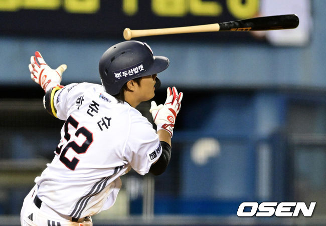 [OSEN=잠실, 지형준 기자] 30일 서울 잠실야구장에서 2026 신한 SOL KBO리그 두산 베어스와 삼성 라이온즈의 경기가 열렸다.이날 두산은 최승용, 삼성은 최원태를 선발로 내세웠다.8회말 2사 만루에서 두산 박준순이 싹슬이 3타점 적시 2루타를 날리며 기뻐하고 있다. 2026.04.30/ jpnews@osen.co.kr