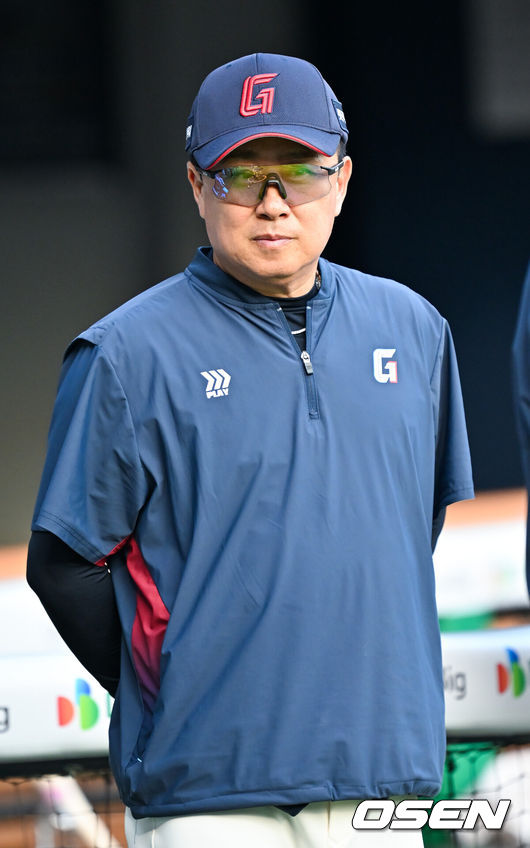 [OSEN=잠실, 민경훈 기자] 15일 서울 잠실야구장에서 ‘2026 신한 SOL Bank KBO리그’ 두산 베어스와 롯데 자이언츠의 경기가 열렸다.이날 두산은 곽빈, 롯데는 김진욱을 선발로 내세웠다.경기 전 롯데 김태형 감독이 덕아웃 앞에서 미소 짓고 있다.  2026.05.15 / rumi@osen.co.kr