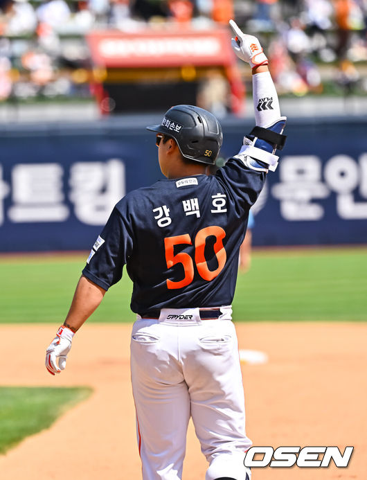 [OSEN=수원, 박준형 기자] 16일 오후 수원KT위즈파크에서 2026 신한 SOL KBO 리그 KT 위즈와 한화 이글스의 경기가 진행됐다.이날 경기에서 KT는 배제성을, 한화는 화이트를 선발투수로 내세웠다.3회초 1사 2루 한화 강백호가 1타점 적시타를 날리고 세리머니를 하고 있다.   2026.05.16 / soul1014@osen.co.kr