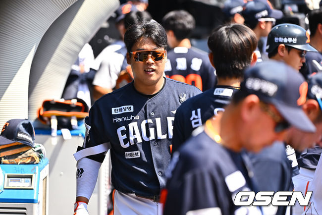 [OSEN=수원, 박준형 기자] 16일 오후 수원KT위즈파크에서 2026 신한 SOL KBO 리그 KT 위즈와 한화 이글스의 경기가 진행됐다.이날 경기에서 KT는 배제성을, 한화는 화이트를 선발투수로 내세웠다.1회초 1사 1,2루 한화 강백호가 선취 3점 홈런을 날리고 동료들의 축하를 받고 있다.   2026.05.16 / soul1014@osen.co.kr