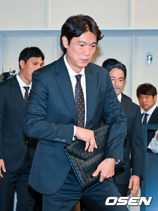 [OSEN=민경훈 기자] 북중미월드컵 국가대표팀 명단 발표 기자회견이 16일 서울 종로구 KT 광화문 빌딩 온마당에서 열렸다.이 자리에서 홍명보 감독이 이끄는 대한민국 축구 국가대표팀은 2026 국제축구연맹(FIFA) 북중미 월드컵 최종 명단 26인을 발표한다.홍명보 감독이 기자회견을 위해 입장하고 있다. 2026.05.16 / rumi@osen.co.kr
