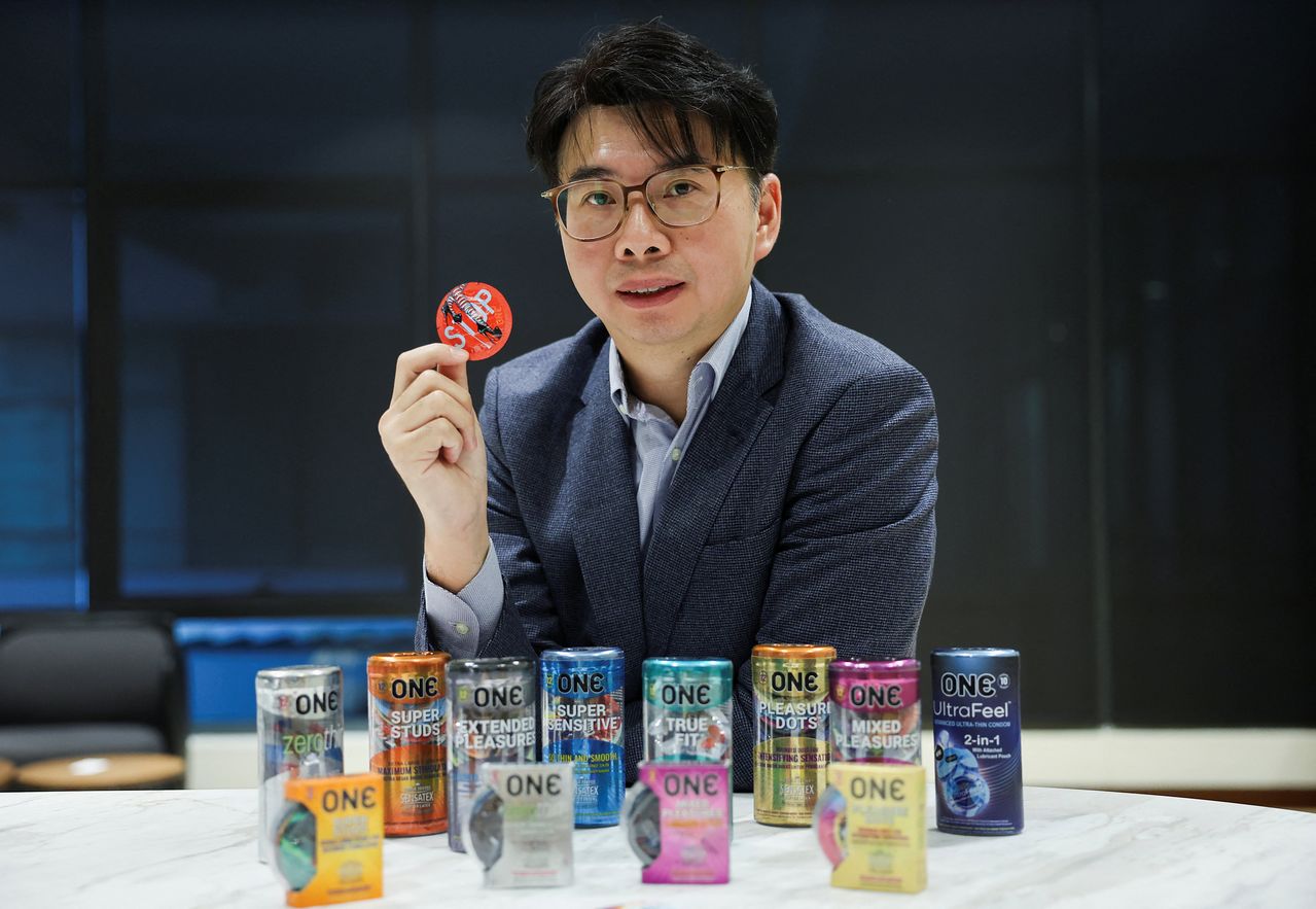 고 미아 키앗 카렉스 최고경영자(CEO)가 회사 콘돔 제품을 들어보이고 있다. 로이터=연합뉴스