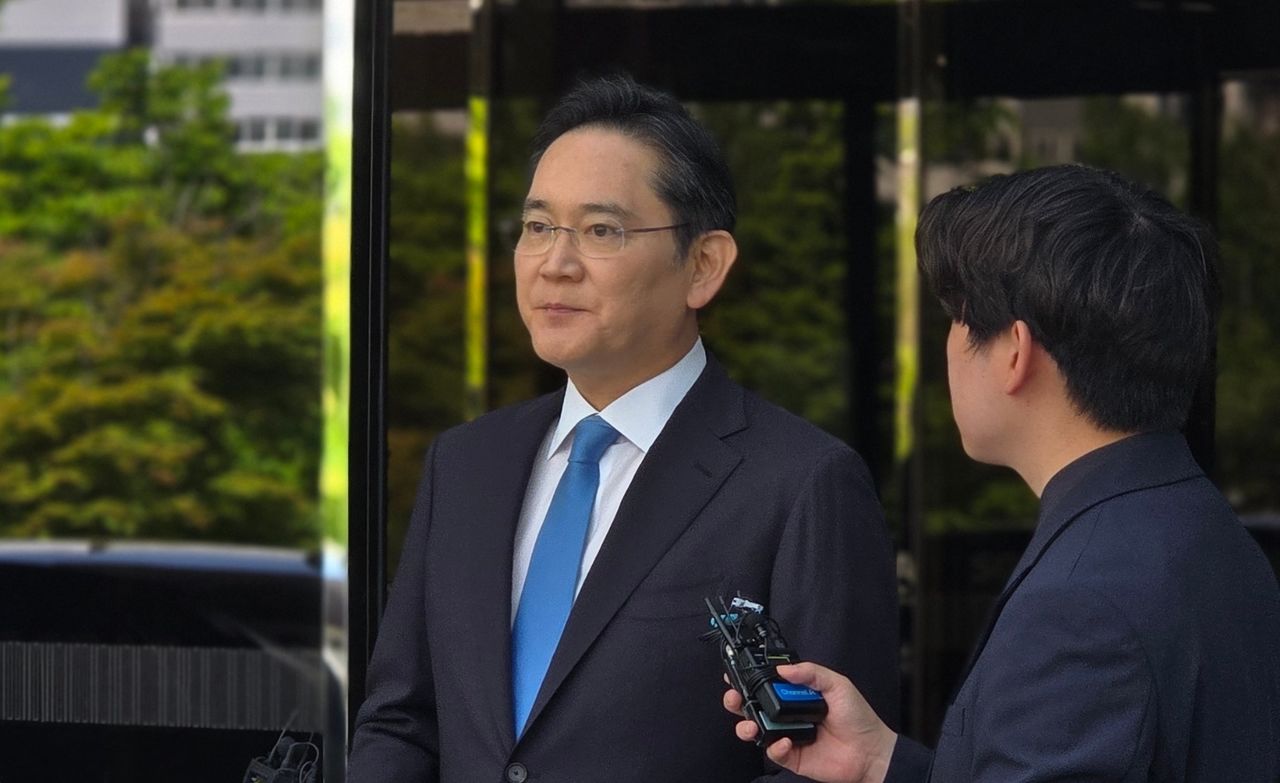 해외 출장 일정을 마치고 15일 김포공항을 통해 귀국한 이재용 삼성전자 회장이 취재진 질문에 답하고 있다. 박영우 기자