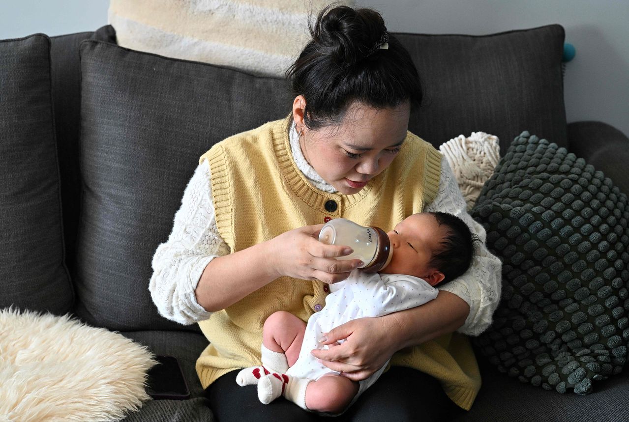 지난 3월 중국 허베이성 란팡의 한 가정에서 여성이 아기에게 분유를 먹이고 있다. AFP=연합뉴스