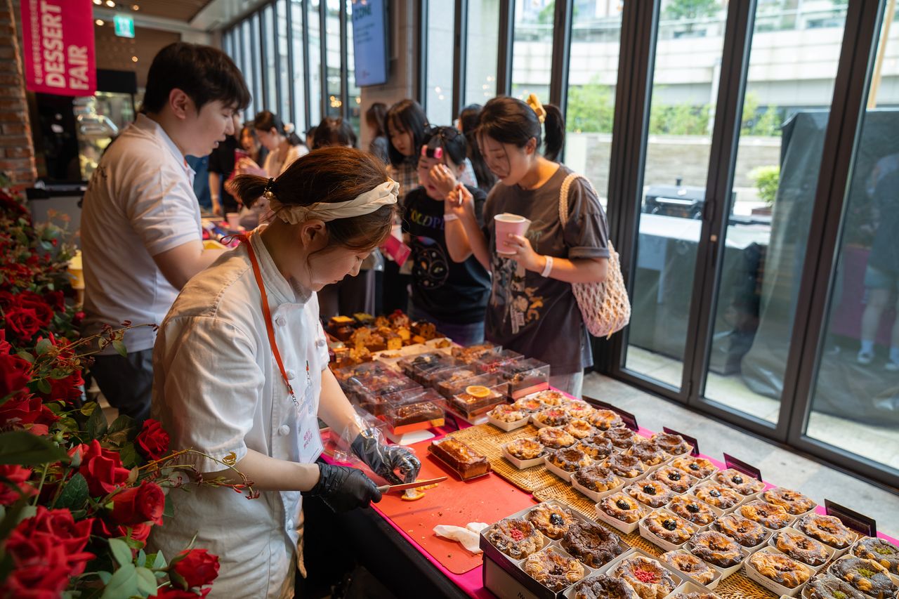 지난해 열린 제주푸드앤와인페스티벌 디저트페어 참가자들이 음식을 맛보고 있다. 사진 제주도