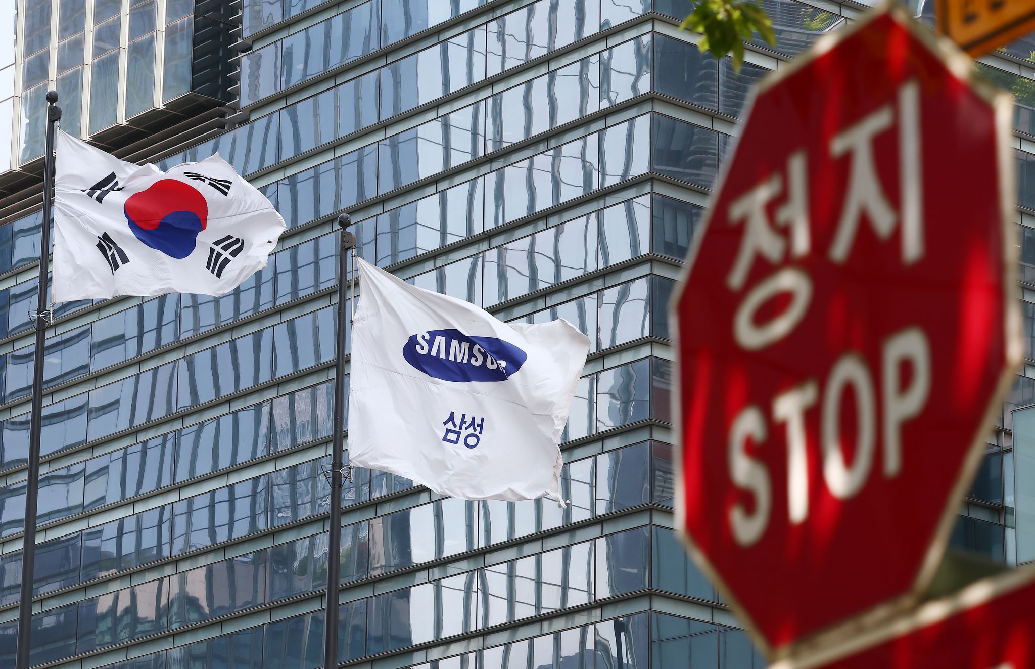 서울 서초구 삼성전자 본사 사옥에 걸린 삼성그룹 깃발이 바람에 펄럭이고 있다. 뉴스1