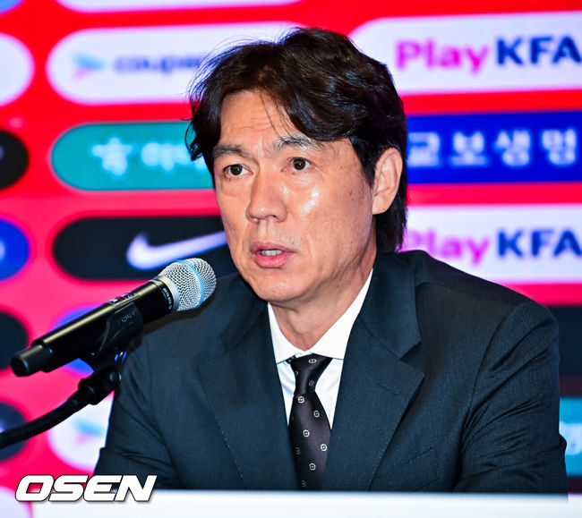 [OSEN=민경훈 기자] 북중미월드컵 국가대표팀 명단 발표 기자회견이 16일 서울 종로구 KT 광화문 빌딩 온마당에서 열렸다.이 자리에서 홍명보 감독이 이끄는 대한민국 축구 국가대표팀은 2026 국제축구연맹(FIFA) 북중미 월드컵 최종 명단 26인을 발표한다.홍명보 감독이 기자회견을 하고 있다. 2026.05.16 / rumi@osen.co.kr