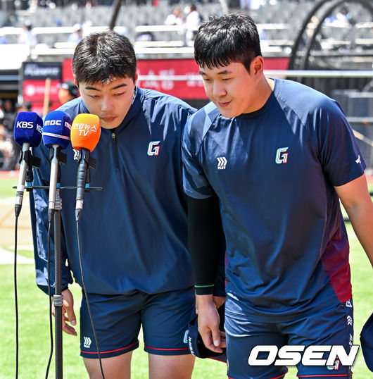 [OSEN=수원, 민경훈 기자] 5일 수원 KT위즈파크에서 2026 신한 SOL KBO리그 KT 위즈와 롯데 자이언츠의 경기가 열렸다.이날 KT는 소형준, 롯데는 로드리게스를 선발로 내세웠다.경기 전 롯데 고승민, 나승엽이 경기에 앞서 인터뷰를 하고 있다.나승엽, 고승민, 김세민은 올해 초 대만 스프링캠프 중 도박장 출입으로 출전정지 징계를 받았다 해제돼 1군 엔트리에 복귀했다. 2026.05.05 /rumi@osen.co.kr