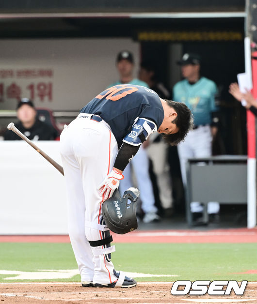 [OSEN=수원, 박준형 기자] 15일 오후 수원KT위즈파크에서 2026 신한 SOL KBO 리그 KT 위즈와 한화 이글스의 경기가 진행됐다.이날 경기에서 KT는 고영표를, 한화는 왕옌청을 선발투수로 내세웠다.2회초 한화 선두타자 강백호가 KT 팬들에게 인사하고 있다.   2026.05.15 / soul1014@osen.co.kr