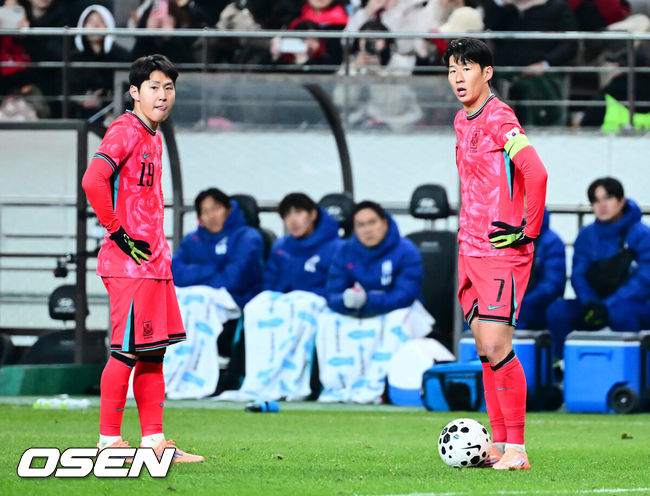 [OSEN=서울월드컵경기장, 지형준 기자] 홍명보 감독이 이끄는 한국 축구대표팀이 18일 오후 8시 서울월드컵경기장에서 열린11월 A매치 두 번째 친선경기에서'아프리카 강호' 가나를 상대로 1-0 승리했다.내달 2026 국제축구연맹(FIFA) 북중미 월드컵 조 추첨을 앞두고 열리는 마지막 평가전이었다.한국은 가나까지 잡아내면서 사상 최초로월드컵 포트 2를 확정하게 됐다. 이로써 대표팀은 홍명보 감독이 부임한 뒤 처음으로 A매치 2연전에서 나란히 승리를 거두게 됐다.후반 대한민국 이강인, 손흥민이 프리킥을 준비하고 있다. 2025.11.18 /jpnews@osen.co.kr