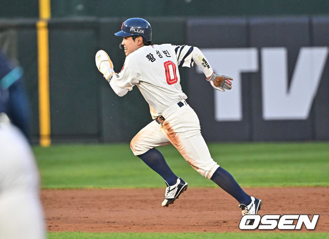 [OSEN=부산, 이석우 기자] 14일 부산 사직야구장에서 2026 신한 SOL KBO 리그 롯데 자이언츠와 NC 다이노스의 경기가 열렸다. 홈팀 롯데는 나균안이, 방문팀 NC는 토다가 선발 출전했다.롯데 자이언츠 황성빈이 3회말 2사 1루 고승민 타석때 포수 송구 실책을 틈타 3루로 쇄도하고 있다. 2026.05.14 / foto0307@osen.co.kr