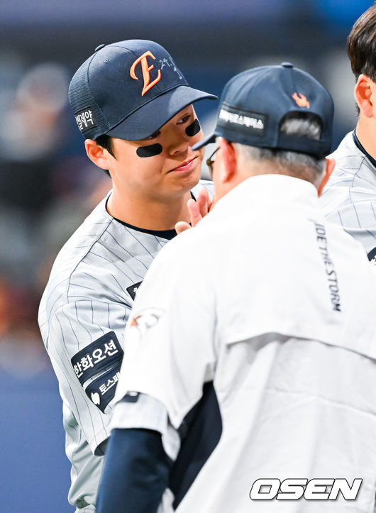 [OSEN=고척, 민경훈 기자] 12일 서울 고척 스카이돔에서 2026 신한 SOL KBO리그 키움 히어로즈와 한화 이글스의 경기가 열렸다.이 경기에서 한화는 키움에 11-5로 승리했다. 이날 승리로 3연승을 내달린 한화는 시즌 전적 17승20패를 만들었다. 키움전은 4연승, 고척 키움전은 지난해 5월 9일부터 10연승이다.경기를 마치고 한화 노시환이 김경문 감독과 하이파이브를 하고 있다. 2026.05.12/ rumi@osen.co.kr