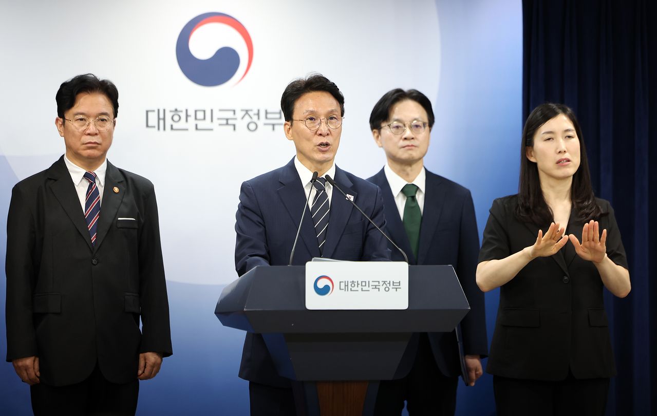 김민석 국무총리가 17일 서울 종로구 정부서울청사에서 삼성전자 파업 관련 대국민 담화를 발표하고 있다. 뉴시스