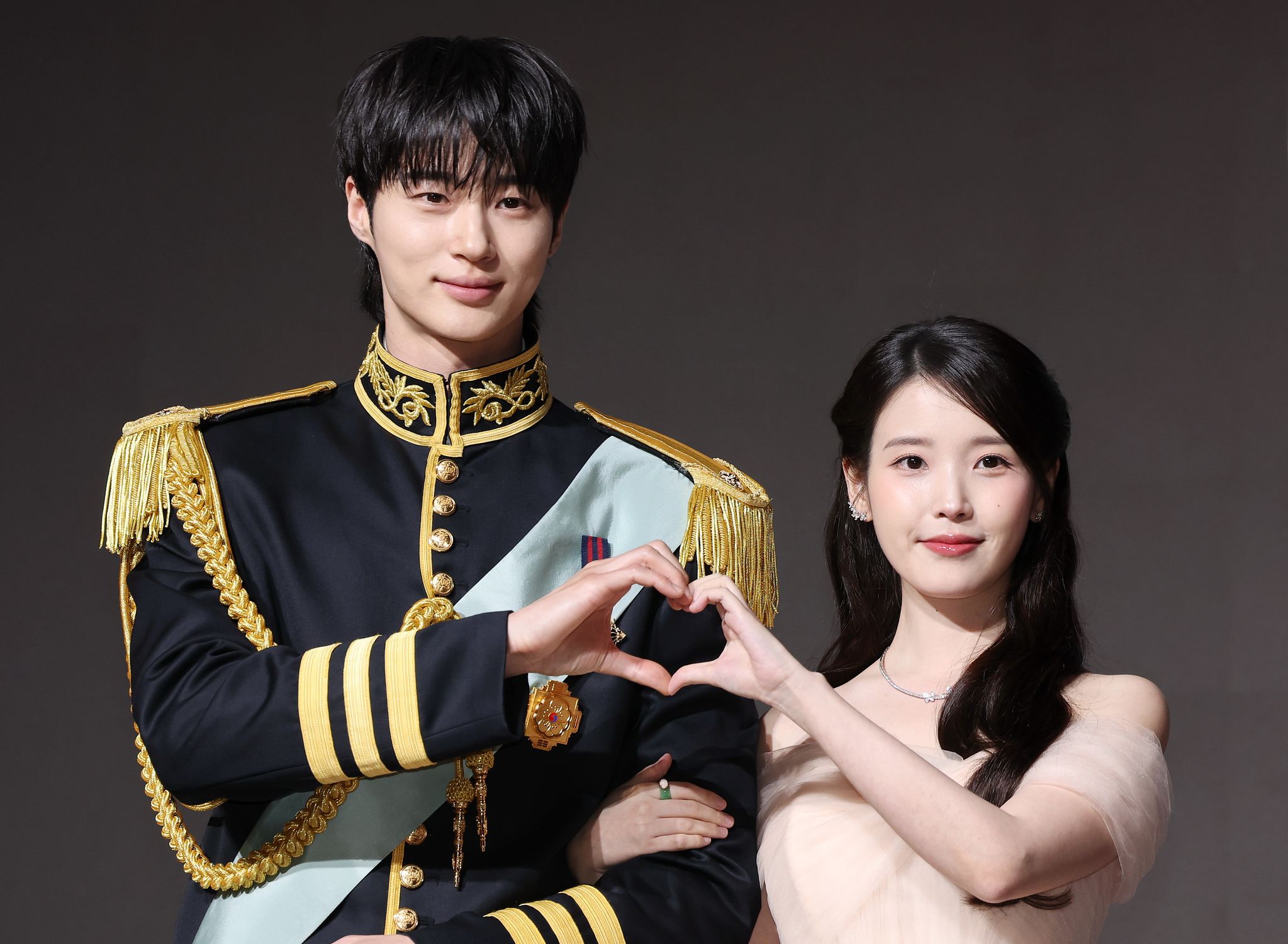 배우 변우석(왼쪽)과 아이유가 지난달 6일 서울 강남구 조선팰리스호텔에서 열린 MBC 드라마 ‘21세기 대군부인’ 제작발표회에서 포즈를 취하고 있다. 연합뉴스