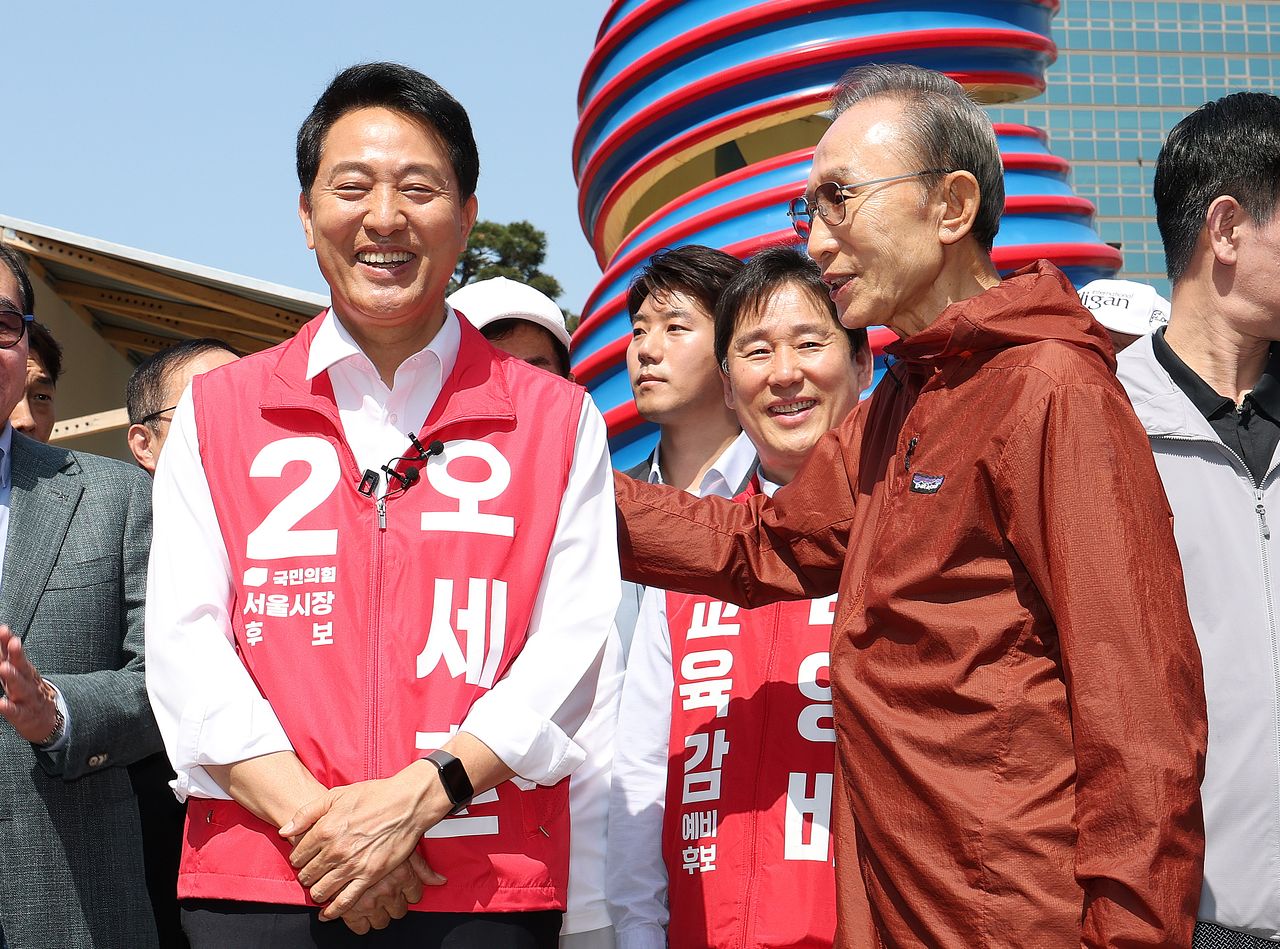 오세훈 후보가 15일 서울 청계광장에서 이명박 전 대통령을 만나 대화를 나누고 있다. 뉴스1