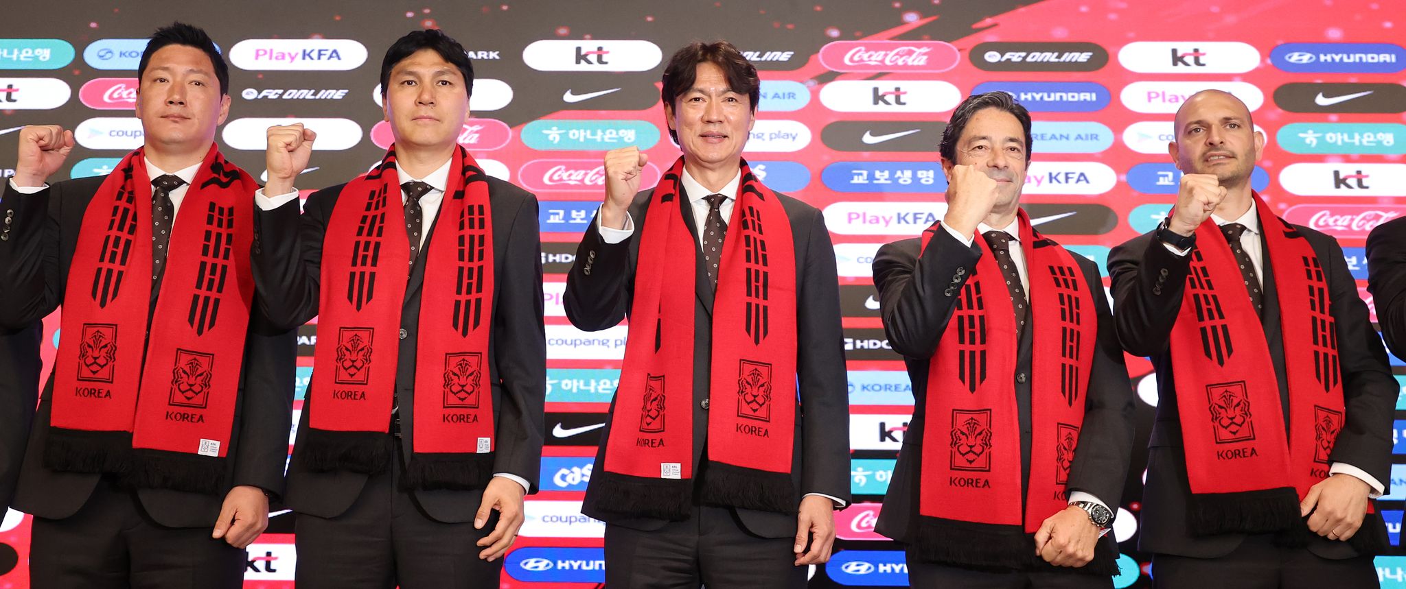 홍명보(가운데) 한국 축구대표팀 감독이 16일 서울 종로구 KT 광화문 빌딩 웨스트 온마당에서 열린 2026 북중미 월드컵 최종 명단 발표 기자회견에서 코치진과 함께 기념촬영을 하고 있다. 연합뉴스