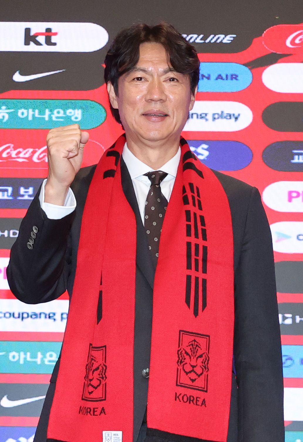  홍명보 한국 축구대표팀 감독이 16일 서울 종로구 KT 광화문 빌딩 웨스트 온마당에서 열린 2026 북중미 월드컵 최종 명단 발표 기자회견에서 기념촬영을 하고 있다. 연합뉴스