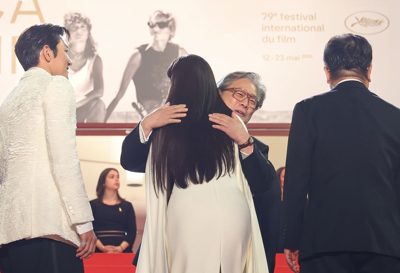 16일(현지시간) 프랑스 남부 소도시 칸 팔레 데 페스티발(Palais des Festivals) 뤼미에르 대극장에서 열린 제79회 칸 국제영화제 미드나잇 스크리닝 초청작 ‘군체’ 공식 시사회에서 경쟁부문 심사위원장을 맡은 박찬욱 감독이 배우 전지현과 포옹하고 있다. 뉴스1